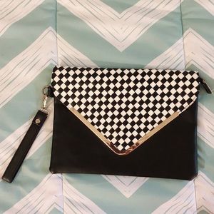 🆕 Black + White Clutch